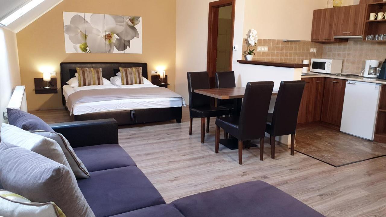 Gellény Lux Apartman Gyula Kültér fotó