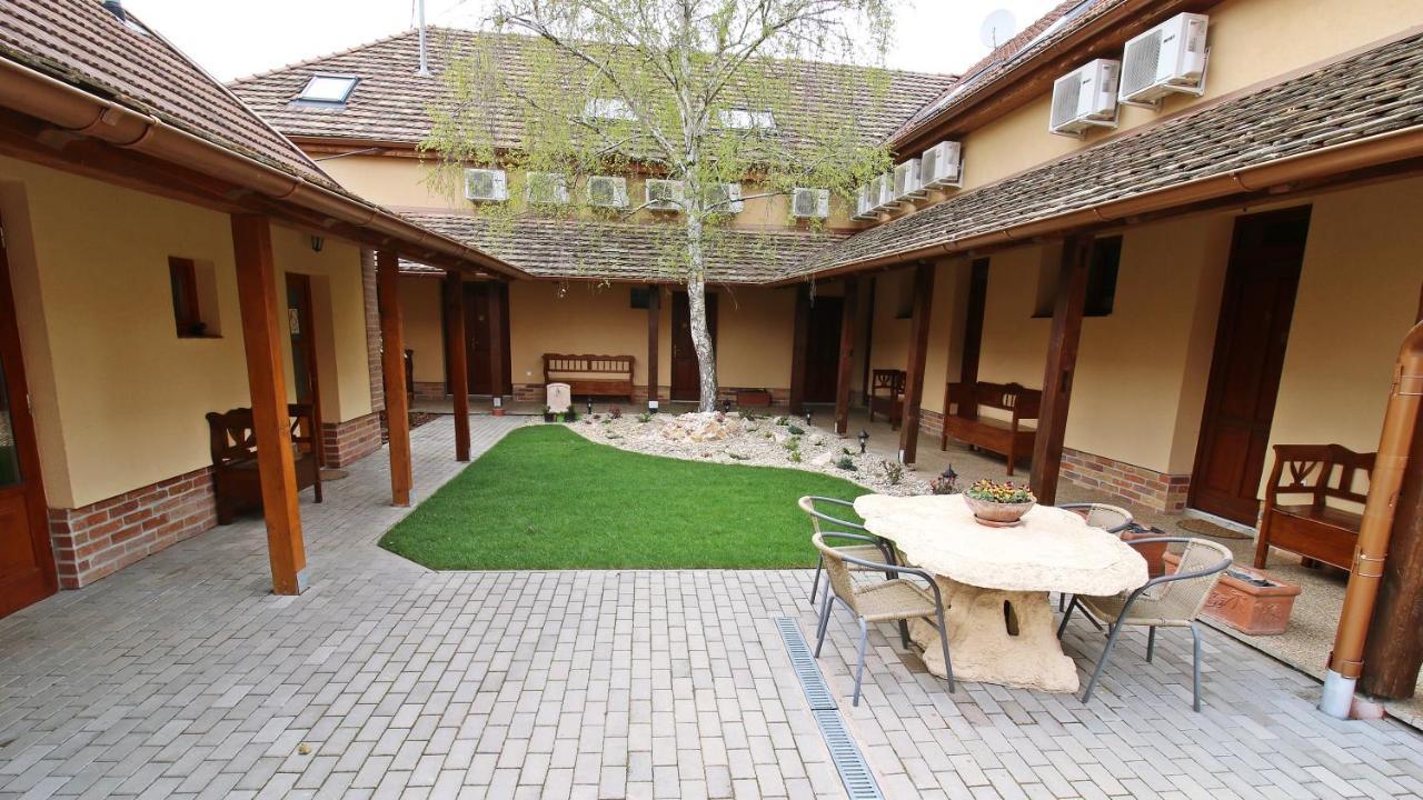 Gellény Lux Apartman Gyula Kültér fotó