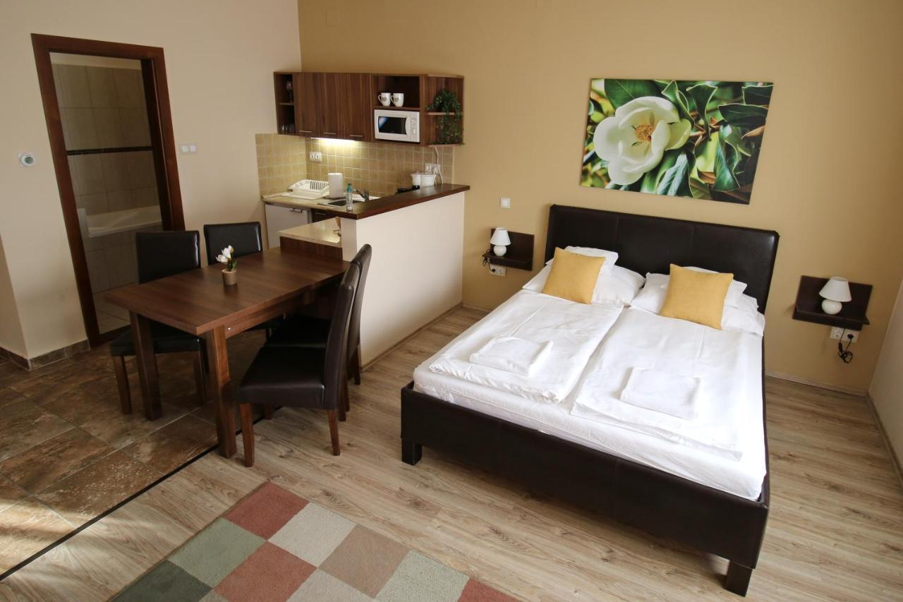 Gellény Lux Apartman Gyula Kültér fotó