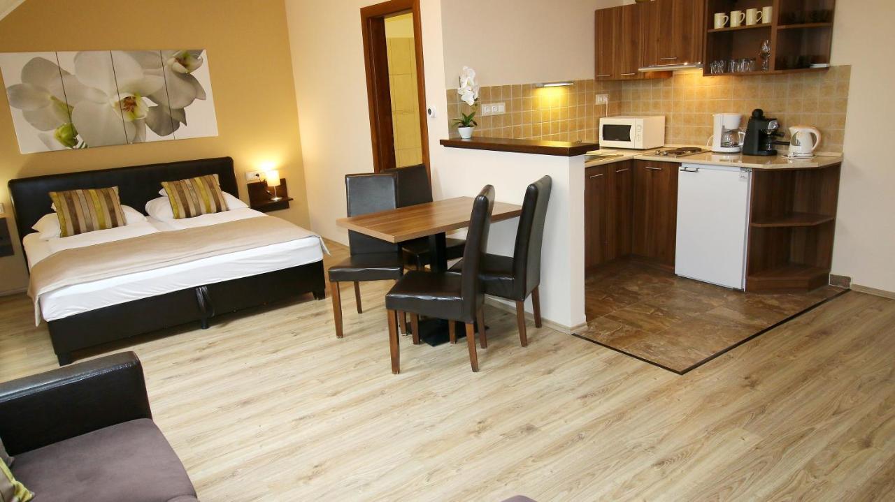 Gellény Lux Apartman Gyula Kültér fotó