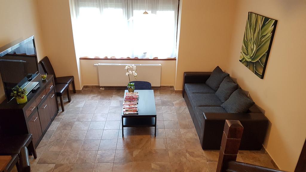 Gellény Lux Apartman Gyula Kültér fotó