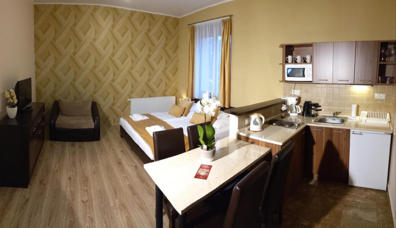 Gellény Lux Apartman Gyula Kültér fotó